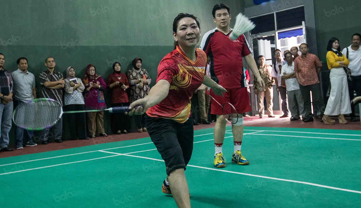 Kepala Bidang Pembinaan dan Prestasi PBSI, Susy Susanti, berpasangan dengan suaminya Alan Budikusuma meladeni pertandingan eksebisi melawan Menpora Imam Nahrawi. (Bola.com/Vitalis Yogi Trisna)