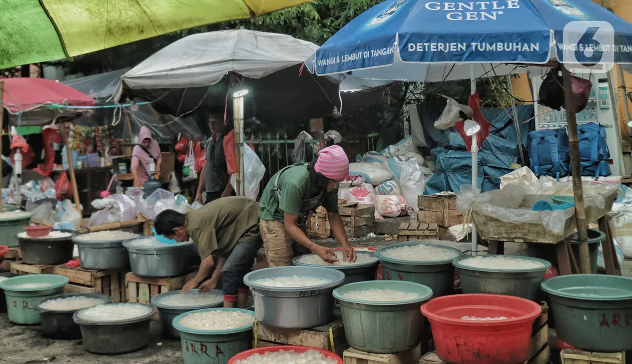 Pedagang menjajakan buah kolang-kaling di kawasan Pasar Induk kramat Jati, Jakarta Timur, Kamis (14/4/2022). Pedagang mengatakan penjualan kolang kaling di masa pandemi kali ini meningkat hingga 50 persen dibandingkan pada bulan Ramadan tahun lalu. (merdeka.com/Iqbal S Nugroho)