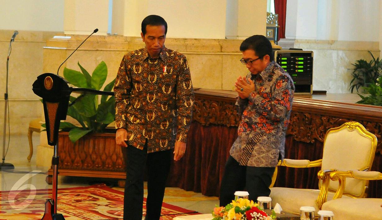 Presiden Joko Widodo dan Dewan Komisioner OJK, Muliaman Hadad saat pertemuan awal tahun 2017 dengan pelaku industri jasa keuangan, Jakarta, Jumat (13/1). (Liputan6.com/Angga Yuniar)
