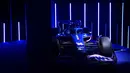 Tim Alpine meluncurkan mobil balap Formula 1 terbarunya Alpine A522 menjelang Musim 2022 di Palais de Tokyo, Paris, Senin (21/2/2022). Menariknya, Alpine meluncurkan dua corak sekaligus. Corak pertama adalah biru berbalut pink, sedangkan yang kedua adalah pink berbalut biru. (FRANCK FIFE/AFP)