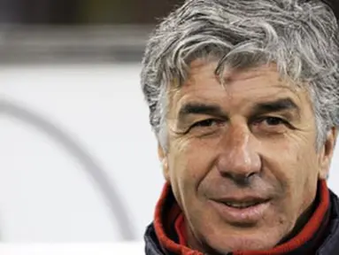 Genoa&#039;s coach Gian Piero Gasperini waits for the beginning of the Italian Cup match between Inter Milan and Genoa at San Siro Stadium in Milan, on January 13, 2009. AFP PHOTO DAMIEN MEYER 