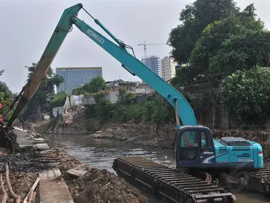 Alat berat melakukan pengerukan lumpur anak Kali Ciliwung di Kenari, Jakarta, (9/10/14). (Liputan6.com/Johan Tallo)