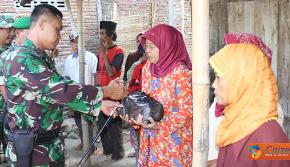 Citizen6, Kendal: Dalam rangka memperingati HUT TNI ke-66 Kodim, Polres dan Pemkab mengadakan bakti sosial berupa pemberian paket sembako dan perbaikan rumah warga tak mampu di Kecamatan Ngampel, Kendal, Jawa Tengah, Kamis (22/9).(Pengirim: Aryo Widiyanto