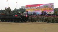 Presiden Joko Widodo di atas Tank Amfibi saat inspeksi pasukan di Markas Brigif 2 Korps Marinir, Cilandak, Jakarta Selatan, Jumat (11/11/2016). (Ahmad Romadoni/Liputan6.com)