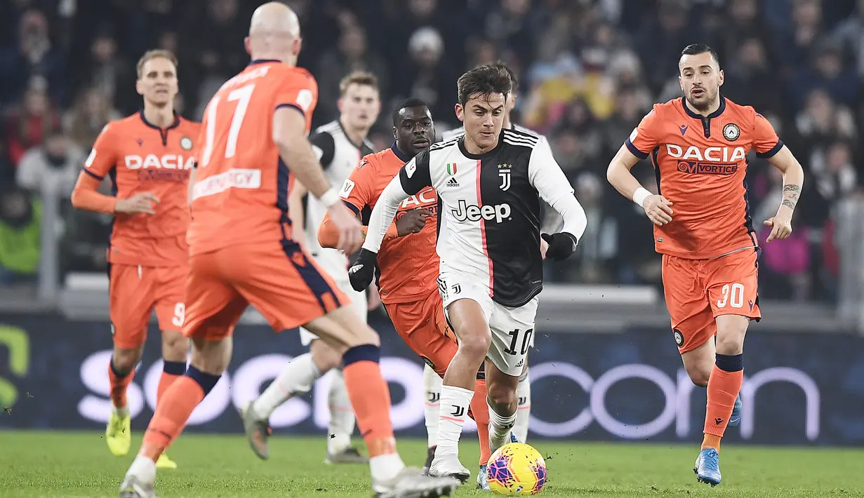 Pemain Juventus Paulo Dybala (tengah) membawa bola melewati para pemain Udinese pada pertandingan Coppa Italia 2019/2020 di Allianz Stadium, Turin, Italia, Rabu (15/1/2020). Juventus menang 4-0. (Fabio Ferrari/LaPress via AP)