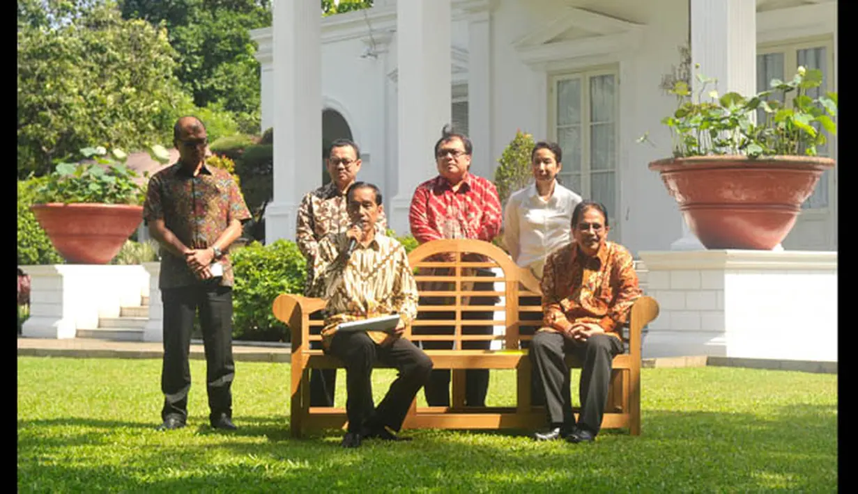 Presiden Jokowi (ketiga kiri) memberikan pengumuman terkait penurunan harga BBM bersubsidi di kompleks Istana Kepresidenan, Jakarta, Jumat (16/1). (ANTARA FOTO/Andika Wahyu)