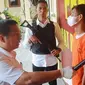 Kasat Narkoba Polresta Pekanbaru menginterogasi 2 tersangka penerima 3 kilogram sabu. (Liputan6.com/M Syukur)