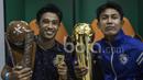 Dua sahabat di Arema FC, Beny Wahyudi dan Johan Alfarizi memegang trofi Piala Presiden 2017 usai menaklukkan Borneo FC pada laga final. (Bola.com/Vitalis Yogi Trisna)