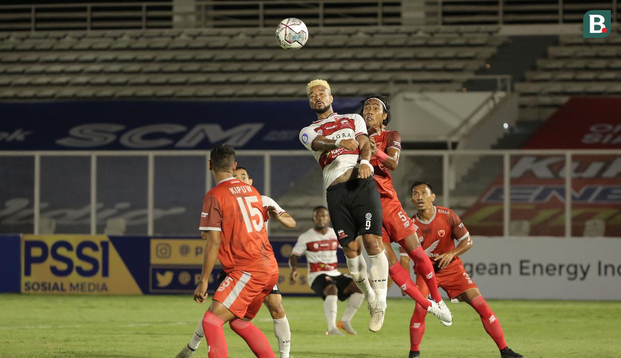 Pemain Madura United, Rafael Feital Da Silva (tengah) berebut bola dengan pemain PSM Makassar, Erwin Gutawa saat laga BRI Liga 1 2021/2022 antara Madura United melawan PSM Makassar di Stadion Madya, Jakarta, Minggu (12/9/2021). (Bola.com/Ikhwan Yanuar)
