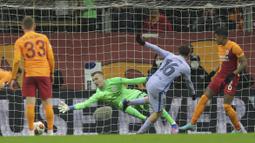 Barcelona mampu menyamakan kedudukan pada menit ke-37. Pedri berhasil mengecoh Sacha Boey dan Victor Nelsson sebelum menjebol gawang Inaki Pena. (AP Photo)q