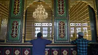 Muslim Kashmir berdoa saat ziarah ke makam Syekh Abdul Qadir Jaelani saat bulan Ramadan di pusat kota Srinagar, Kashmir (24/5). Syekh Abdul Qadir Jaelani lahir pada 1 Ramadan di 470 H. (AFP/Tauseef Mustafa)