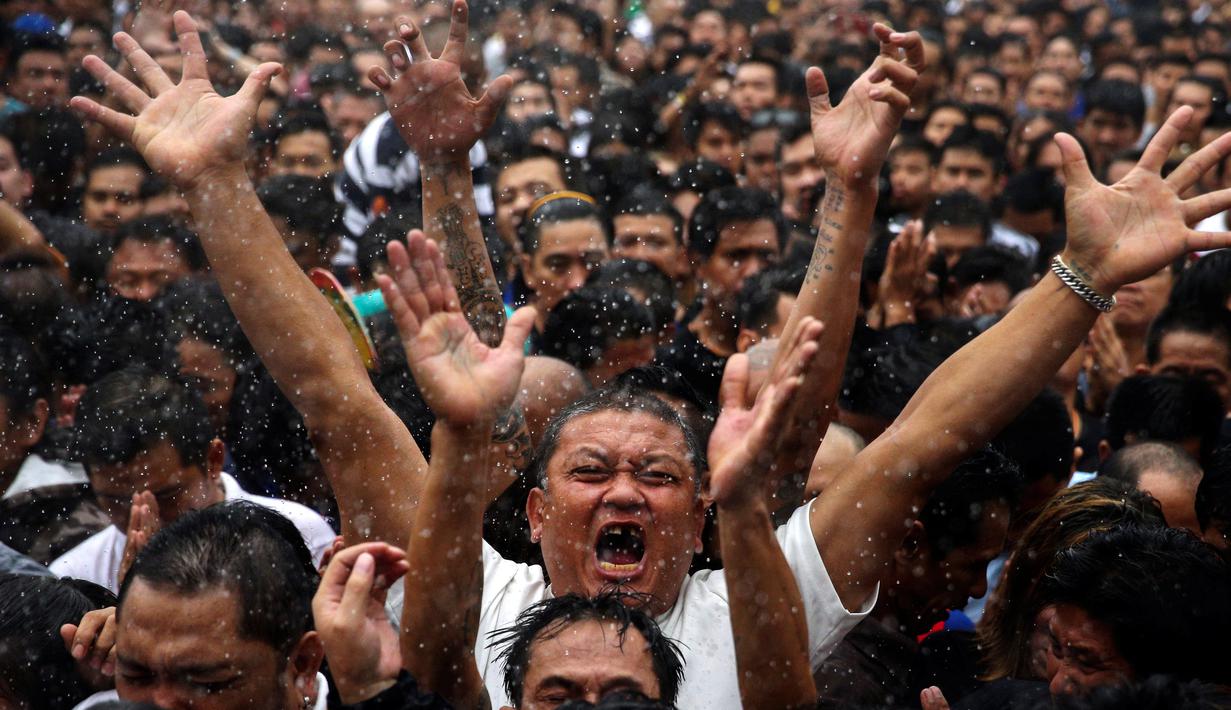 Seorang pria kesurupan saat mengikuti Festival Tato Suci di kuil Wat Bang Phra, Nakhon Pathom, Thailand (16/3). Mereka percaya tato memiliki kekuatan mistis, menangkal nasib buruk dan melindungi mereka dari bahaya. (Reuters/Athit Perawongmetha)