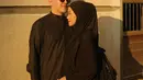 Tak berbeda jauh dengan pasangan lainnya, Yura Yunita dan Donne Maula juga memilih untuk tampil elegan namun sederhana dengan mengenakan gamis serba hitam. Meskipun pilihan warna mereka lebih gelap, penampilan keduanya tetap memancarkan pesona yang tak kalah menawan. Gaya mereka memberikan kesan ketenangan dan kedamaian yang sangat cocok dengan suasana ibadah umrah.