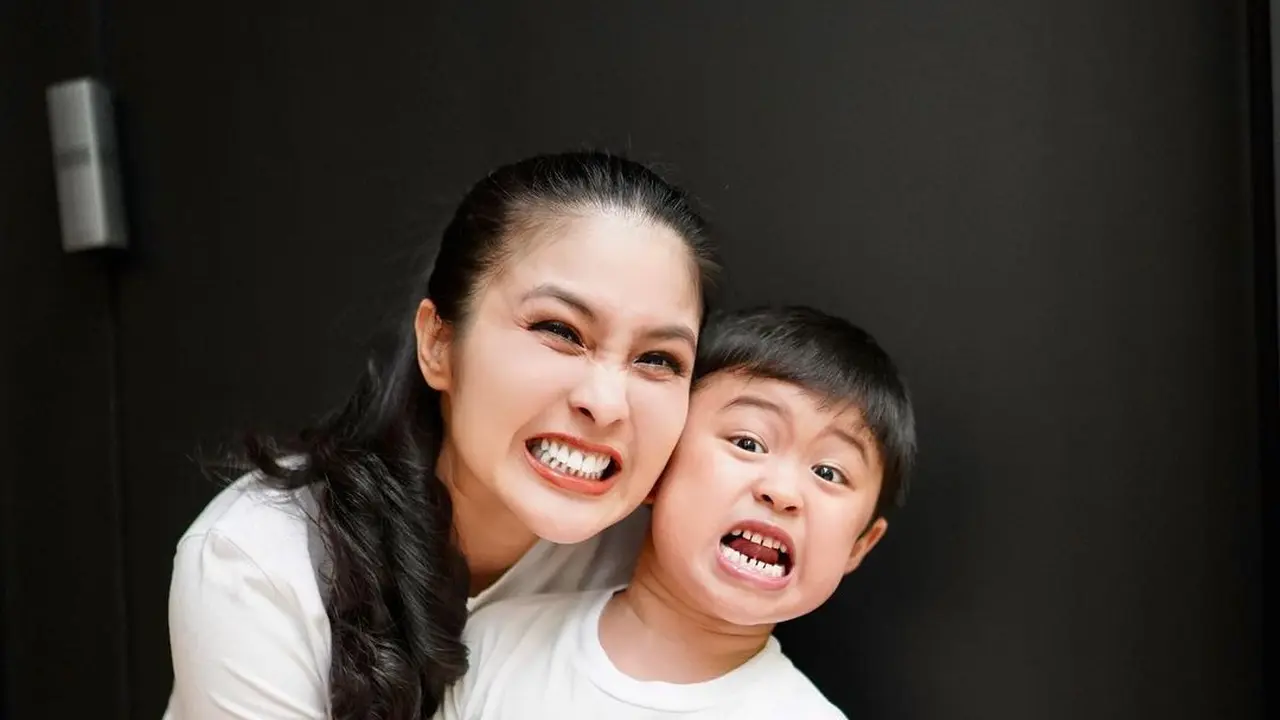 6 Potret Sandra Dewi Saat Main Bersama Anak Pertamanya Raphael Moeis