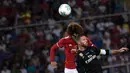 Gelandang Manchester United (MU), Marouane Fellaini berusaha menyundul bola dalam laga Piala Super Eropa melawan Real Madrid di Macedonia, Selasa (8/8). Madrid keluar sebagai juara usai menundukkan MU dengan skor 2-1. (Nikolay DOYCHINOV / AFP)