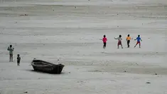 Sejumlah anak berlarian mengejar layang-layang di sebuah sungai yang kering di Allahabad, India (3/6/2015). Cuaca panas yang melanda India tidak hanya menewaskan ratusan warga, tetapi mengubah sungai menjadi seperti lapangan.  (AFP PHOTO/SANJAY Kanojia) 