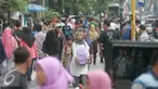 Sejumlah Wisatawan saat berjalan di kawasan pendestrian Jalan Malioboro, Yogyakarta, Sabtu (9/7). Libur lebaran, Jalan malioboro di dominasi wisatawan dari luar kota. (Liputan6.com/Boy Harjanto)