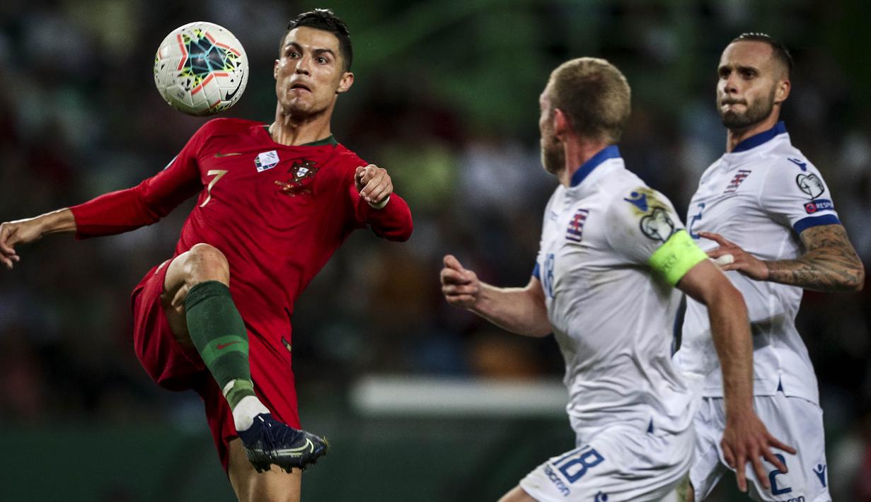 Striker Portugal, Cristiano Ronaldo, mengontrol bola saat melawan Luksemburg pada laga Kualifikasi Piala Eropa 2020 di Stadion Jose Alvalade, Lisbon, Sabtu (11/10). Portugal menang 3-0 atas Luksemburg. (AFP/Carlos Costa)