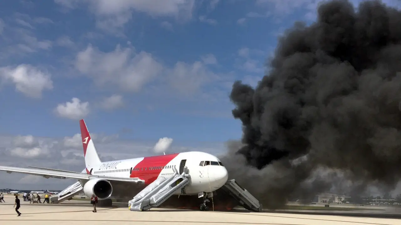 20151029-Detik-detik Pesawat Terbakar Saat Akan Lepas Landas di Bandara Florida-Amerika