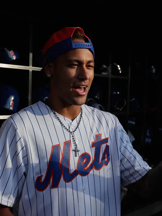 Neymar tentu saja menjaga persahabatannya dengan Justin Bieber. Neymar akan tahu Justin Bieber pasti marah besar jika dirinya mendekati Selena Gomez. (AFP/Bintang.com)