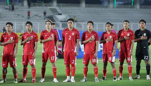 Alih-alih meletakkan tangan di dada seperti rekan-rekannya, bek Timnas Indonesia U-22 itu justru melakukan sikap sempurna saat menyanyikan lagu Indonesia Raya pada Laga uji coba melawan India di Stadion Madya, Jakarta, Jumat (10/10/2025). (Bola.com/M Iqbal Ichsan)