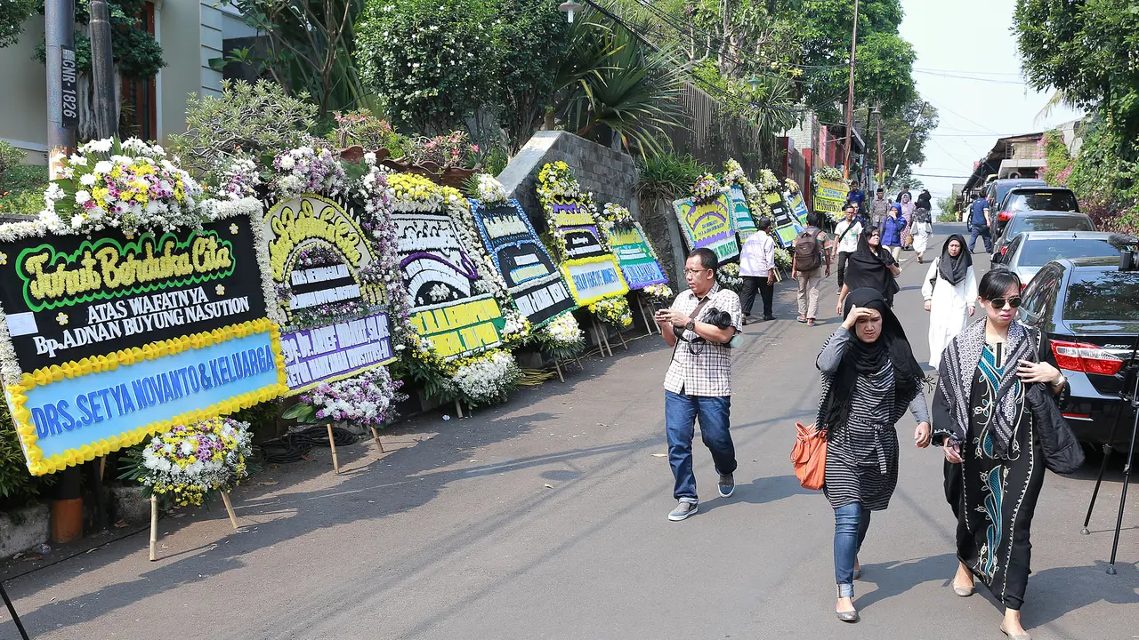 [Bintang] Karangan bunga duka di rumah Adnan Buyung Nasution