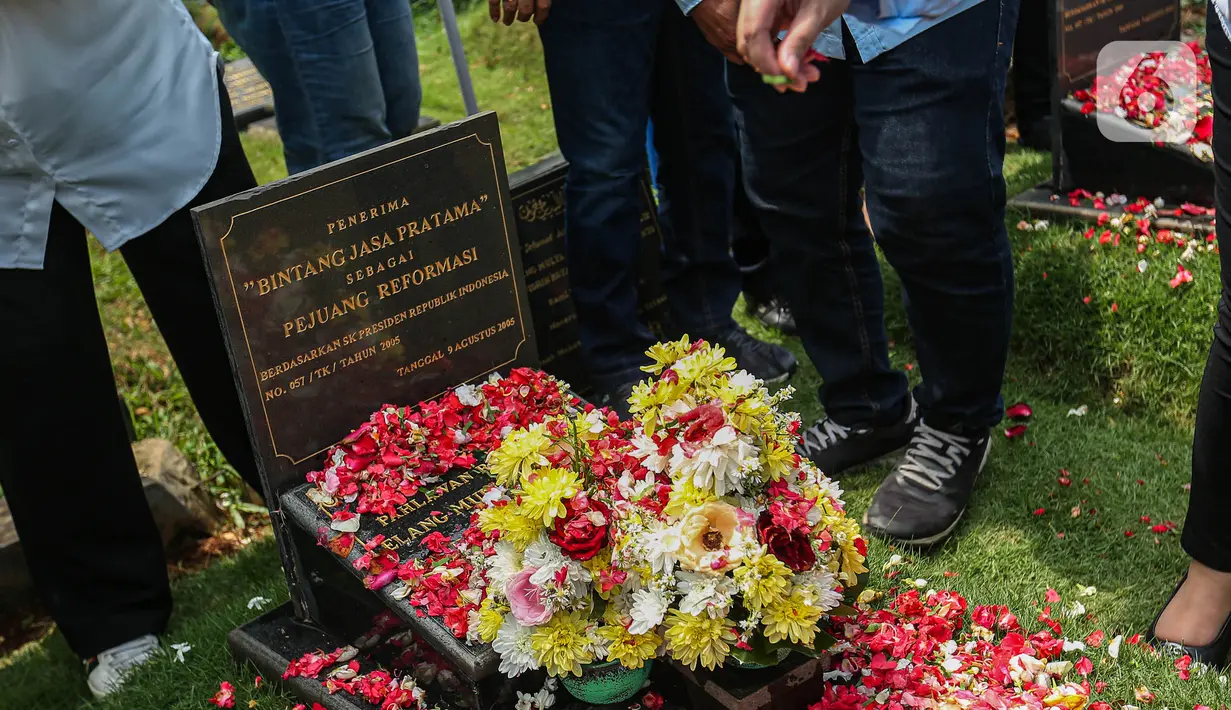 Laskar Trisakti 08 melakukan doa bersama dan tabur bunga di makam korban Tragedi 12 Mei 1998 di Tanah Kusir, Jakarta, Minggu (12/5/2024). (Liputan6.com/Angga Yuniar)