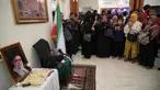 Para pelayat berdoa di dekat potret mendiang Pemimpin Tertinggi Iran, Ayatollah Ali Khamenei, di kediaman duta besar Iran untuk Indonesia, Jakarta, Kamis 5 Maret 2026. Ratusan masyarakat memadati kediaman Duta Besar Republik Islam Iran untuk Indonesia di Jakarta. (AP Photo/Tatan Syuflana)
