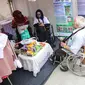 Penyandang disabilitas menjaga booth pada acara puncak peringatan Hari Disabilitas Internasional 2019 di Plaza Barat Gelora Bung Karno, Jakarta, Selasa (3/12/2019). Acara tersebut memamerkan produk UMKM dari puluhan organisasi penyandang disabilitas se-Indonesia. (Liputan6.com/Faizal Fanani)