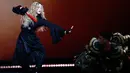 Penyanyi Madonna sering mempraktekkan yoga Ashtanga yoga, yang merupakan gaya yoga yang menitikberatkan pada kedinamisan gerakan dan transisi antar postur gerakan. (AFP Photo/Francois Guillot)