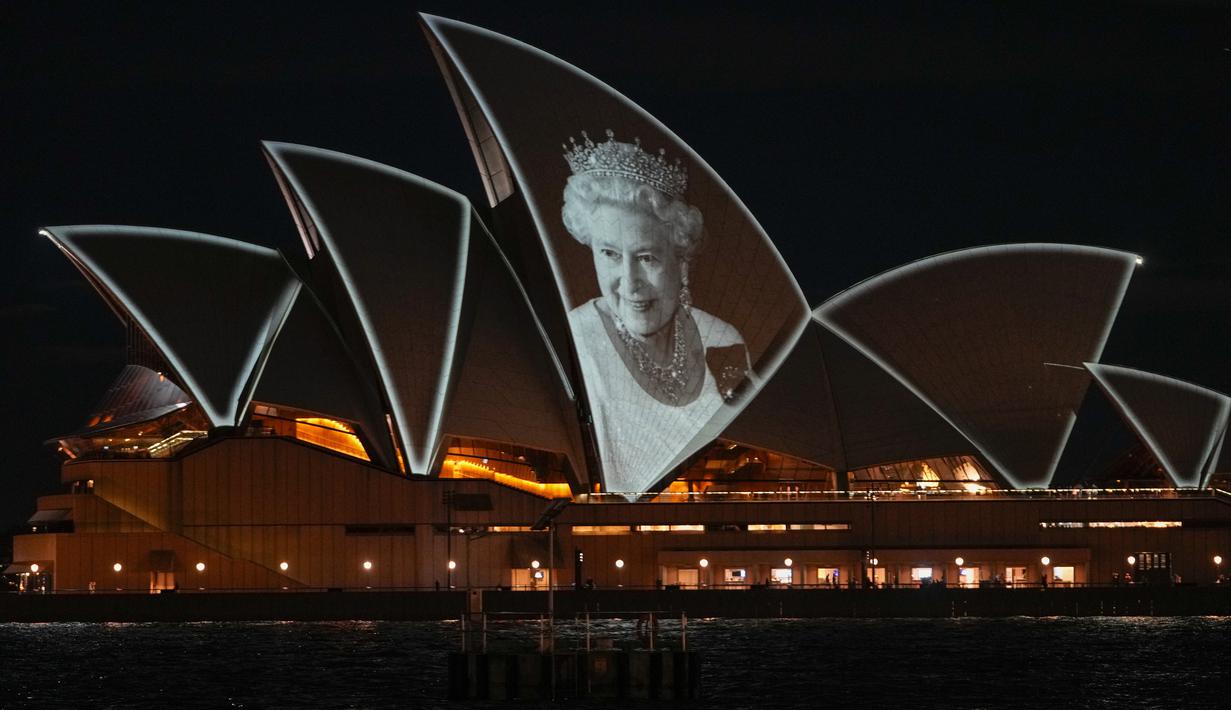 Sydney Opera House diterangi dengan potret Ratu Elizabeth II di Sydney, Australia, Jumat (9/9/2022). Sydney Opera House yang terletak di Australia dibuka oleh Ratu Elizabeth II. Gedung tersebut dikenal sebagai landmark Australia yang sekarang ikon pada 20 Oktober 1973. (AP Photo/Mark Baker)