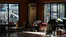 Meningkatnya serangan Israel di Lebanon membuat warga mulai meninggalkan rumah dan menempati sekolah-sekolah yang diubah menjadi tempat penampungan di kota Dekwaneh, utara Beirut. Tampak dalam foto, orang-orang duduk di dalam sebuah sekolah yang diubah menjadi tempat penampungan bagi para pengungsi di kota Dekwaneh, utara Beirut, Lebanon, pada Kamis 5 Maret 2026. (Joseph EID/AFP)
