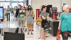 Orang-orang mengantre di supermarket setelah pemerintah negara bagian Australia Selatan mengumumkan penguncian (lockdown) di Adelaide pada Rabu (18/11/2020). Otoritas Australia Selatan memberlakukan lockdown selama enam hari untuk mengendalikan penyebaran virus corona. (Brenton EDWARDS/AFP)