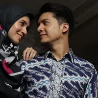 Dimas Seto dan Dhini Aminarti selalu mesra. (Instagram/dhiniaminarti)