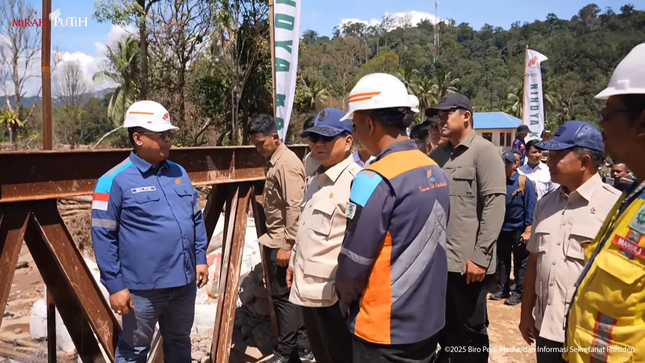 Presiden Prabowo Subianto meninjau pembangunan Jembatan Bailey Sungai Garoga di Tapanuli Selatan, Sumatra Utara (Sumut), Rabu (31/12/2025).