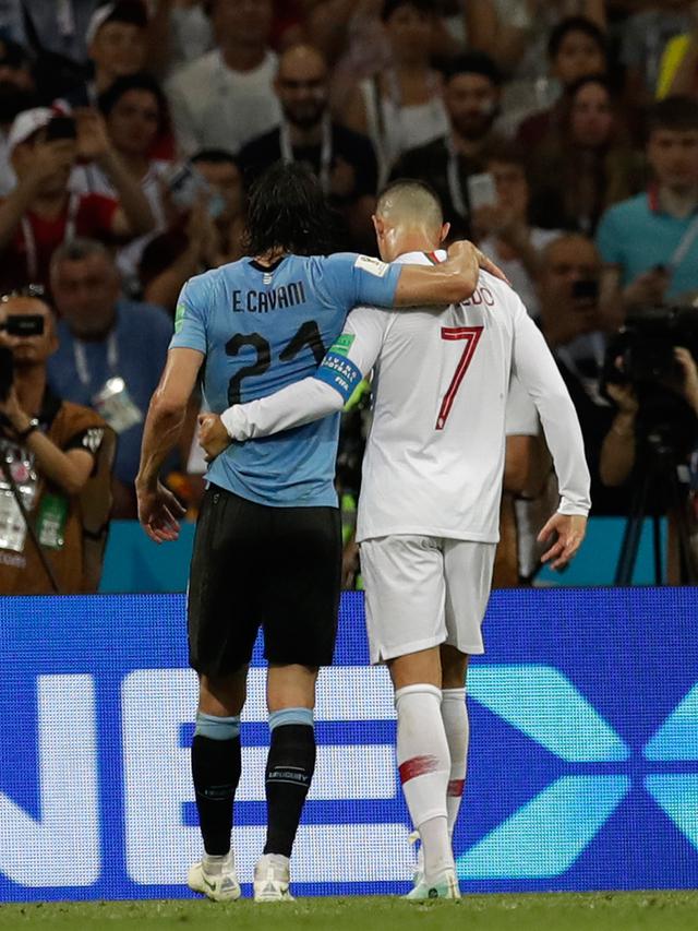 Momen Ronaldo Memapah Cavani yang Cedera