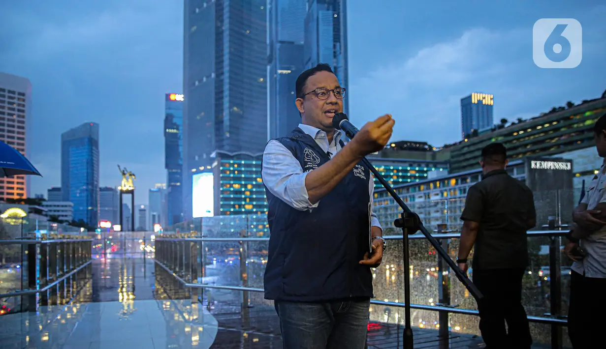 Gubernur DKI Jakarta Anies Baswedan memberikan keterangan saat meresmikan Halte TransJakarta Bundaran HI, Jakarta, Sabtu (15/10/2022). "Pada hari ini Sabtu, 15 Oktober, Halte Transjakarta secara resmi dinyatakan digunakan," kata Anies Baswedan di lokasi, Sabtu, 15 Oktober 2022. (Liputan6.com/Faizal Fanani)