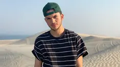 Tak hanya berfungsi sebagai penutup kepala, topi juga menjadi aksesori untuk menunjang penampilan. Menggunakan topi baseball berwarna hijau, penampilan Rizky terlihat lebih trendi. (Liputan6.com/IG/@rizkynazar20)
