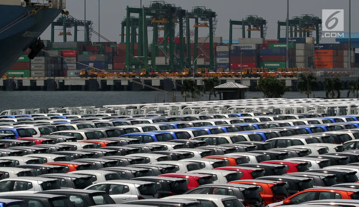 Ratusan mobil yang siap diekspor terparkir di Tanjung Priok Car Terminal, Jakarta, Selasa (8/8). Kemenperin mencatat, ekspor Mobil pada periode Januari-Juni 2017 meningkat 20,5% dibandingkan periode yang sama tahun 2016. (Liputan6.com/Johan Tallo)