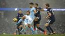 Pemain Manchester City, Sergio Aguero (tengah) berusha keluar dari kepungan pemain Tottenham pada lanjutan Premier League di Etihad Stadium, Manchester, (16/12/2017). Manchester City menang 4-1. (AP/Rui Vieira)