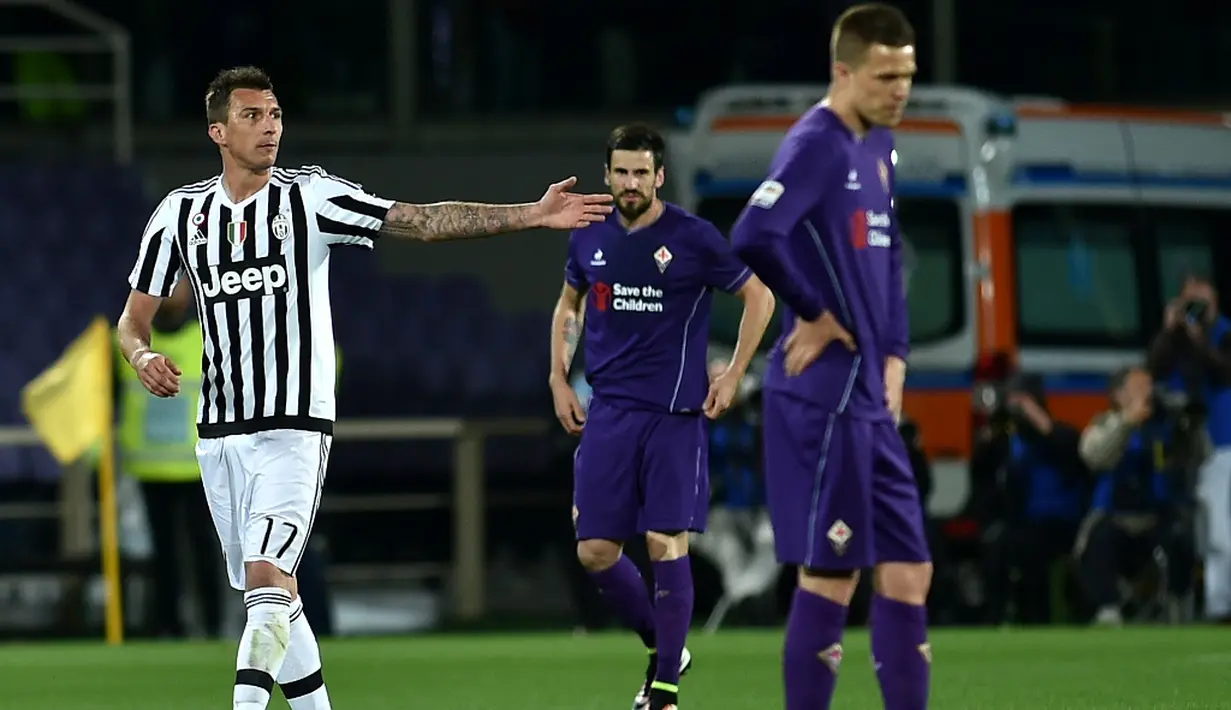 Ekspresi striker Juventus, Mario Mandzukic (kiri), setelah mencetak gol ke gawang Fiorentina dalam lanjutan Serie A di Stadion Artemio Franchi, Firenze, Senin (25/4/2016) dini hari WIB. (AFP/Alberto Pizzoli)
