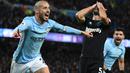 David Silva (kiri) mengisi posisi kedelapan dari deretan top scorer Manchester City, Silva total mengoleksi tiga gol untuk timnya disemua level kompetisi. (AFP/Oli Scarff)