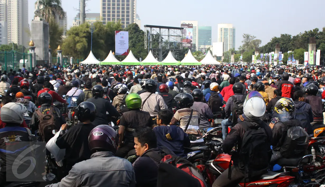 Ribuan motor mengantri saat mendaftarkan diri sebagai pengojek GrabBike di Senayan, Jakarta, Rabu (12/8/2015). Lowongan kerja sebagai pengojek online merupakan peluang kerja baru bagi masyarakat. (Liputan6.com/Gempur M Surya)