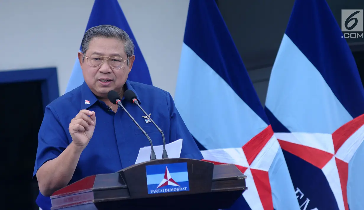 Ketua Umum Partai Demokrat, Susilo Bambang Yudhoyono menyampaikan pidato politik 2018 di Cibinong, Kab Bogor, Jumat (5/1). SBY mengatakan 2018 adalah tahun penting karena Pilkada Serentak dan awal kegiatan Pemilu 2019. (Liputan6.com/Helmi Fithriansyah)