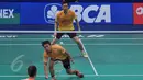 Ganda putra, Hendra/Ahsan mengembalikan kok ke arah Fu Haifeng/Zhang Nan asal Tiongkok di semifinal BCA Indonesia Open Super Series Premier 2015, di Jakarta, Sabtu (6/6/2015). Fu Haifeng/Zhang Nan 20-22, 21-18 dan 15-21. (Liputan6.com/Herman Zakharia)