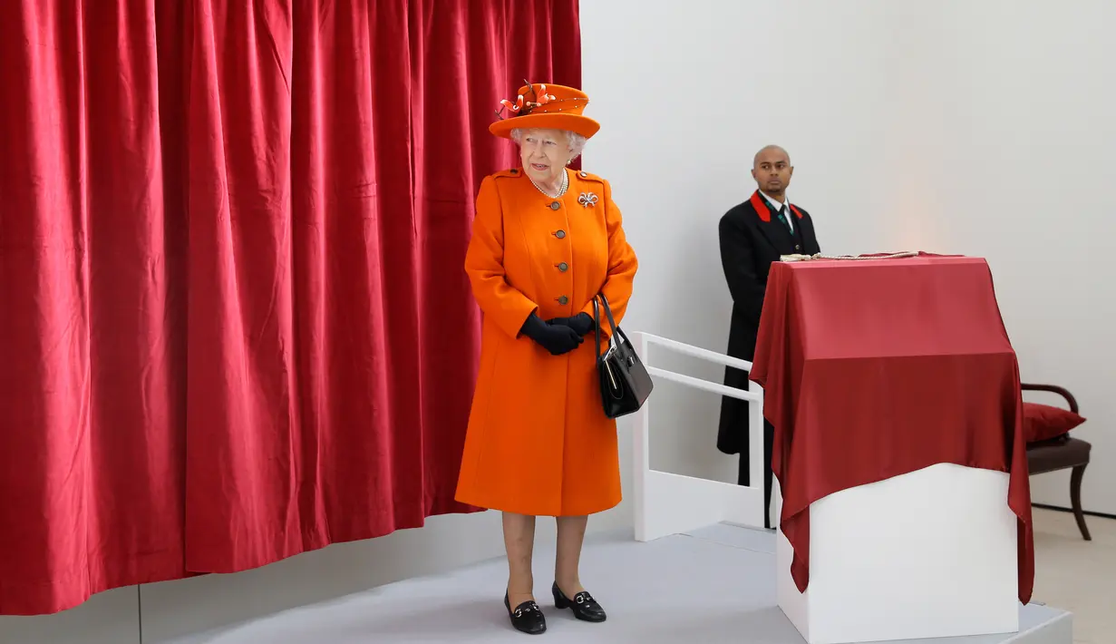 Ratu Inggris Elizabeth II menunggu untuk menyingkap lukisan Joshua Reynolds di Royal Academy of Arts di London (20/3). Seniman Reynolds sendiri adalah pendiri dan presiden pertama Royal Academy of Arts. (AP Photo / Alastair Grant, Pool)