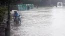 Kendaraan pengendara mogok saat menerobos genangan air di Jalan Di Panjaitan dekat Halte Transjakarta Cawang Soetoyo, Jakarta, Rabu (1/1/2020). Hujan yang mengguyur Jakarta sejak Selasa sore (31/12/2019) mengakibatkan banjir di sejumlah titik di Jakarta. (Liputan6.com/Helmi Fithriansyah)