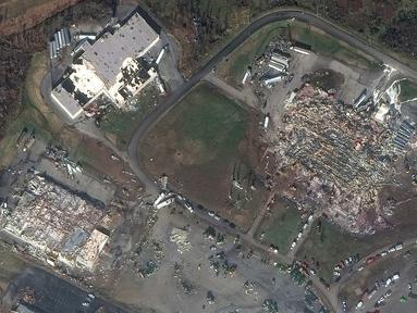 Foto satelit menunjukkan pabrik lilin Mayfield Consumer Products dan bangunan sekitarnya rusak setelah terjangan tornado di Mayfield, Kentucky, Amerika Serikat, 11 Desember 2021. Sebanyak 78 orang tewas setelah serangkaian tornado mengamuk di AS. (Satellite image ©2021 Maxar Technologies via AP)