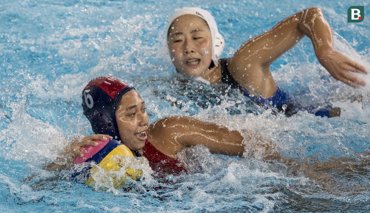Pemain polo air putri Indonesia, Nyoman Ayu, mengamankan bola saat melawan tim polo air Jepang pada laga Asian Games di Aquatic Center, GBK, Jakarta, Kamis (16/8/2018). Jepang menang 15–4 atas Indonesia. (Bola.com/Vitalis Yogi Trisna)