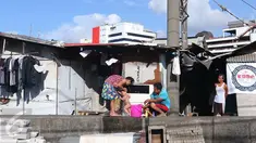 Warga beraktivitas di permukiman kampung bandan, Jakarta, Jumat (15/7). Badan Direksi Bank Dunia dan Bank Investasi Infrastruktur Asia (AIIB) menyetujui pemberian pendanaan sebesar US$ 433 juta. (Liputan6.com/Angga Yuniar)